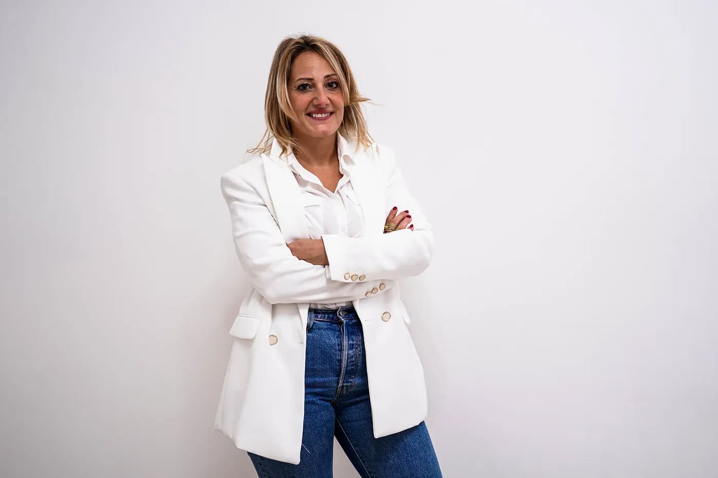 Bruna Spica sorride a braccia conserte