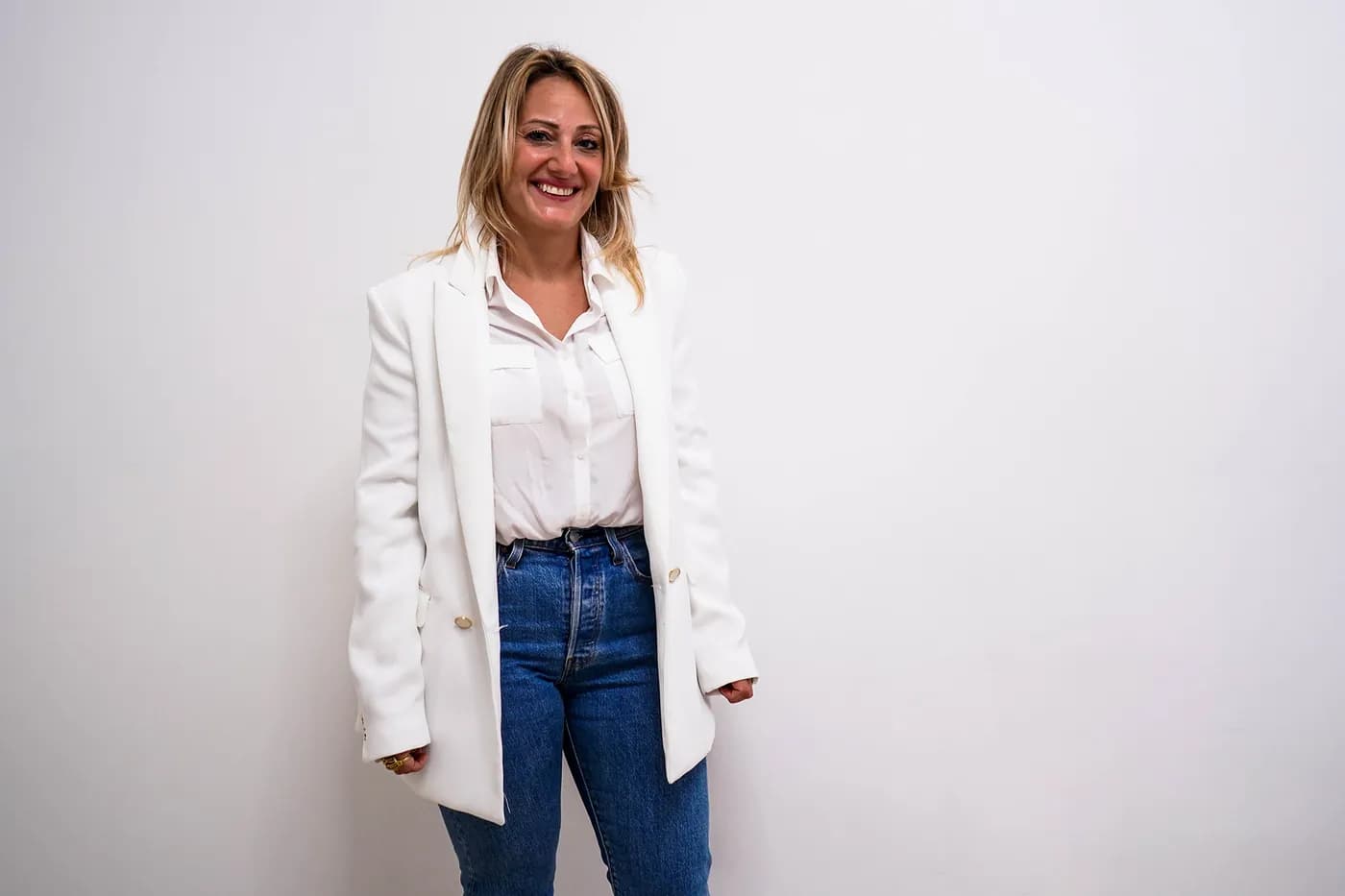 Bruna Spica in piedi nello studio