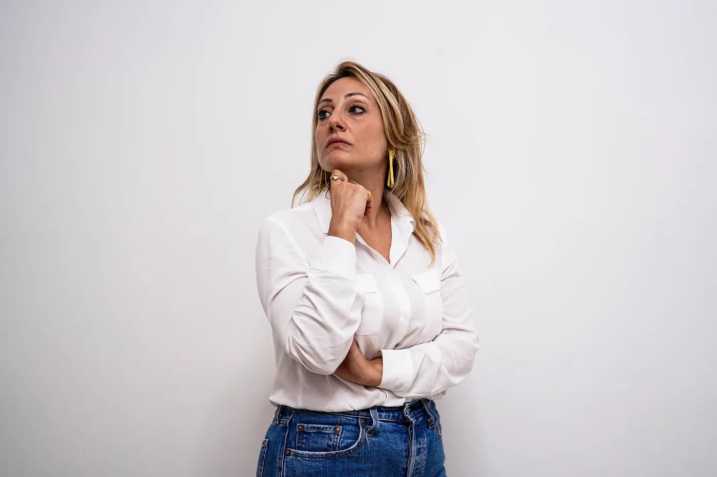 Bruna Spica con la mano sotto il mento